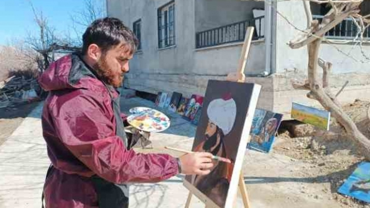 Depremde zarar gören evi için tuvallerini satışa çıkardı