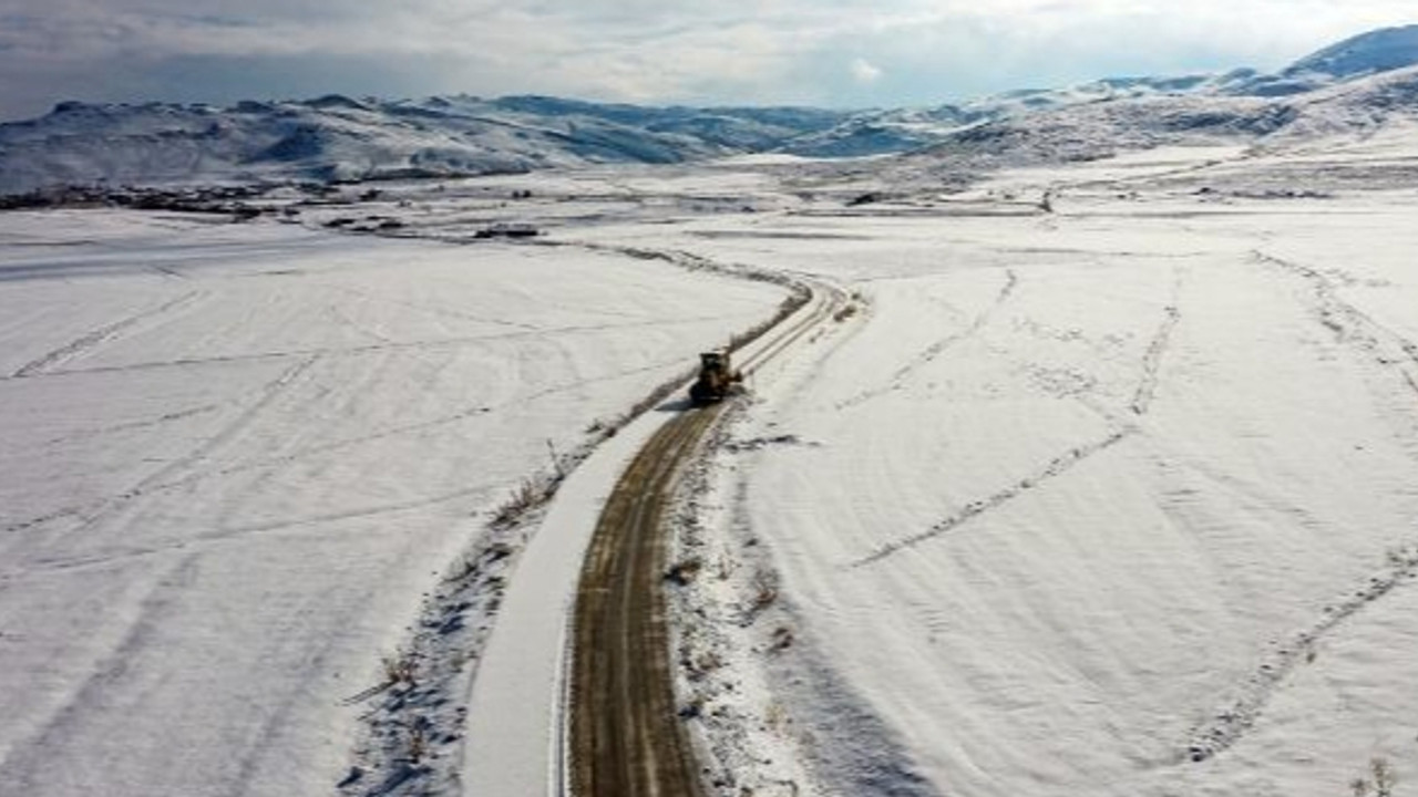Kar kalınlığı 20 santimetre: 254 yerleşim yeri yolu, ulaşıma kapandı