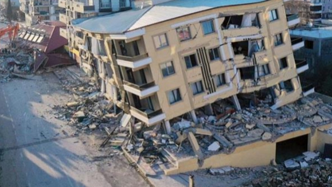 AFAD'tan uyarı! Deprem bölgesinde artçı sarsıntı 6 bini geçti, hasarlı binalardan uzak durun