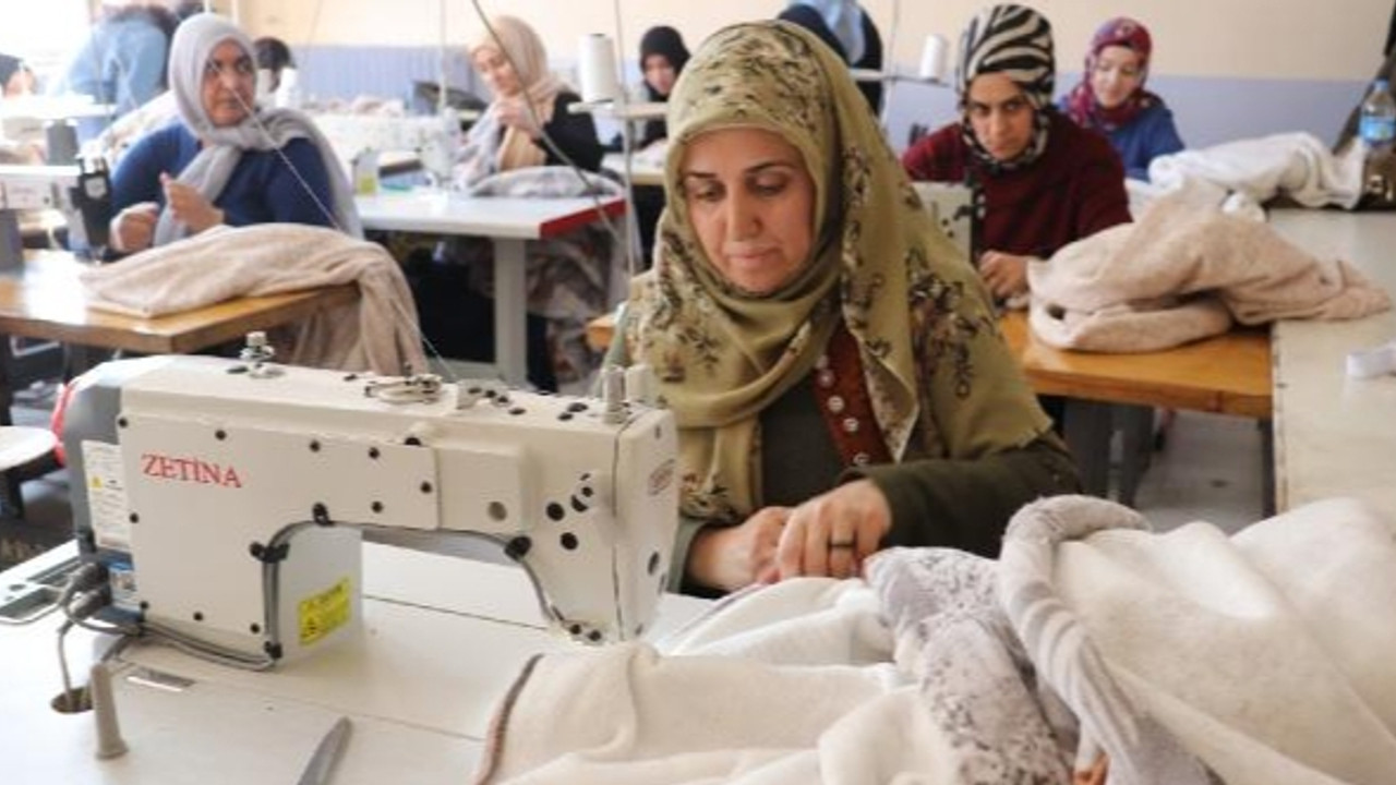 Ağrılı kadınlar, depremzedeler için kışlık giysi dokuyor
