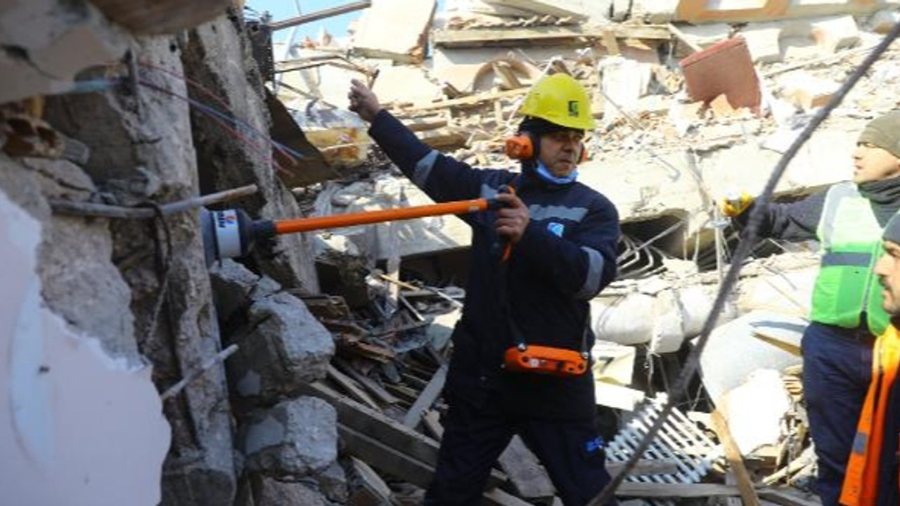 ASAT ekipleri, akustik cihazlarla enkaz altındaki kişilerin yerini tespit etti