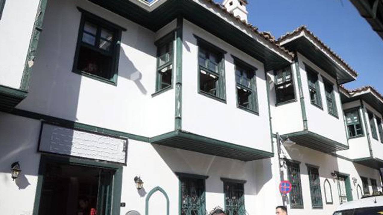 Bakanlığa ait otel, 'işgal' nedeniyle polis eşliğinde boşaltıldı
