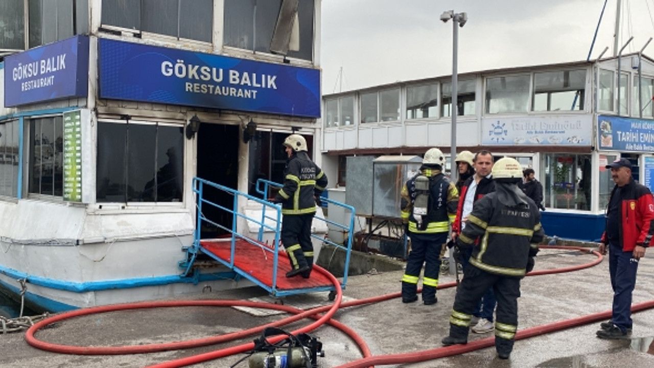 Balık restoranı olarak kullanılan teknede yangın!