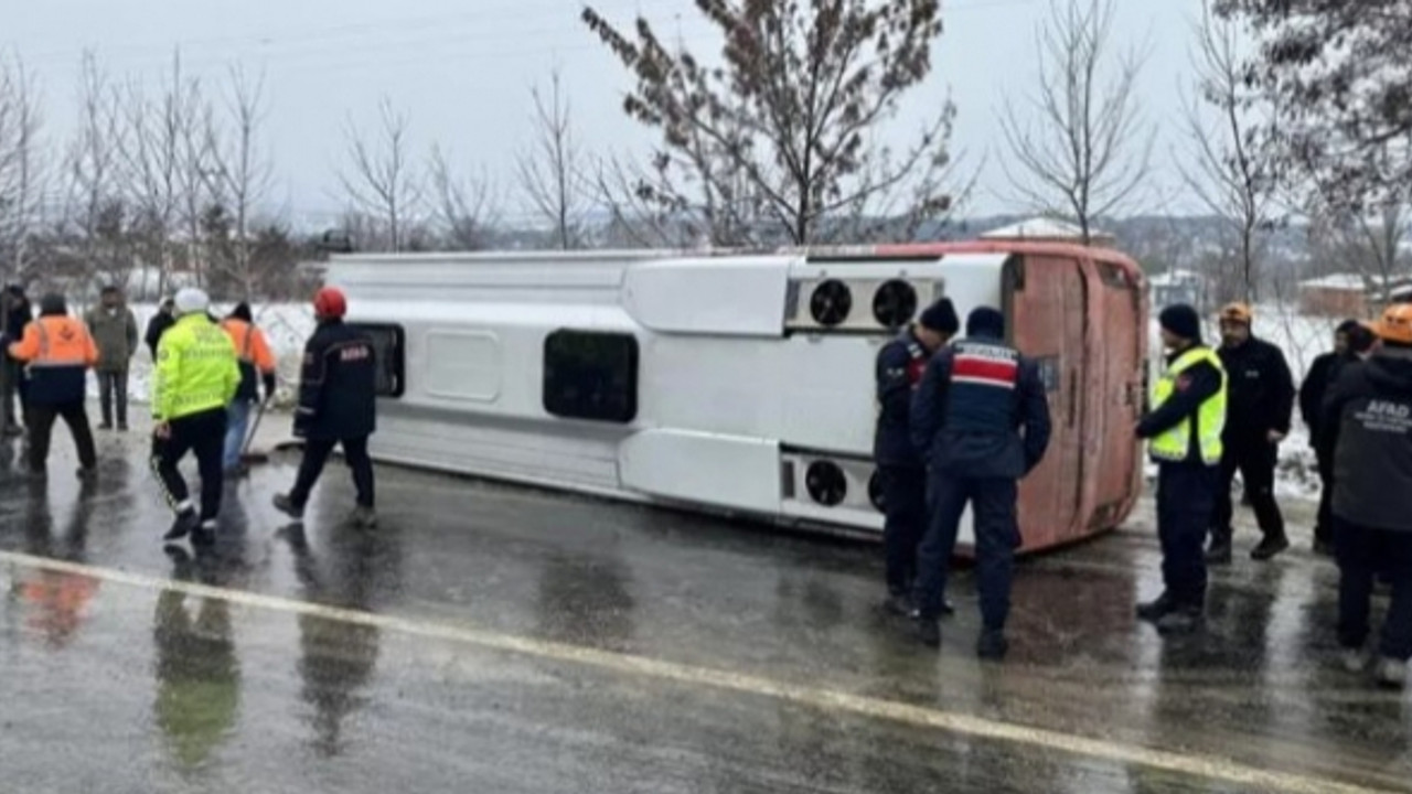 Cenaze taşıyan midibüs devrildi!