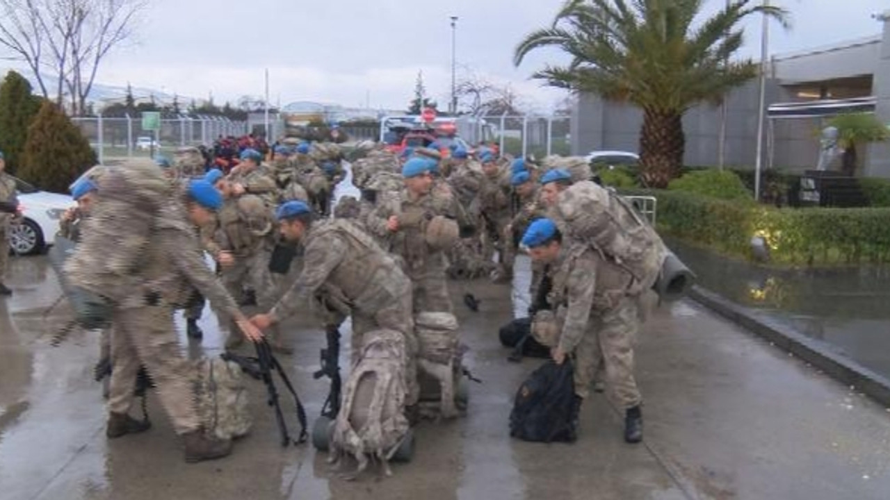 Deprem bölgesine askerler de gönderildi