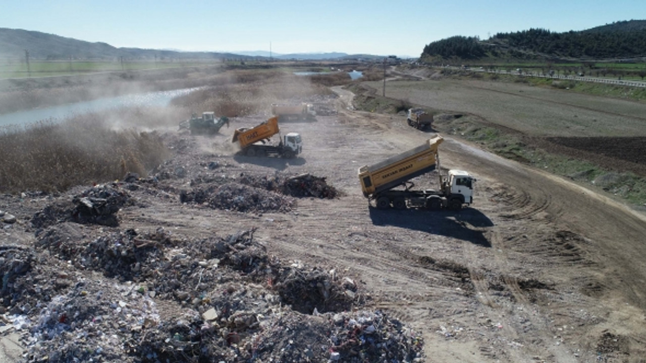 Deprem enkazı şehir dışına taşınıyor