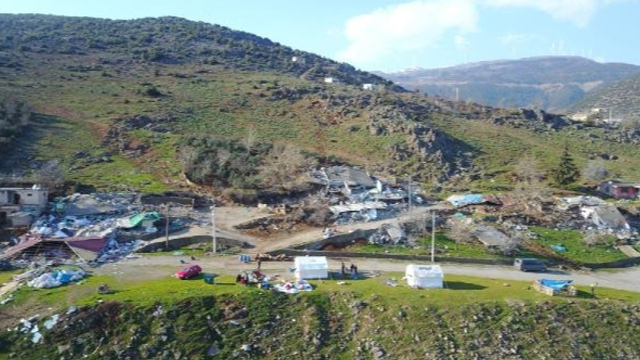 Deprem kayaları yuvarladı: 2 ölü, 5 yaralı