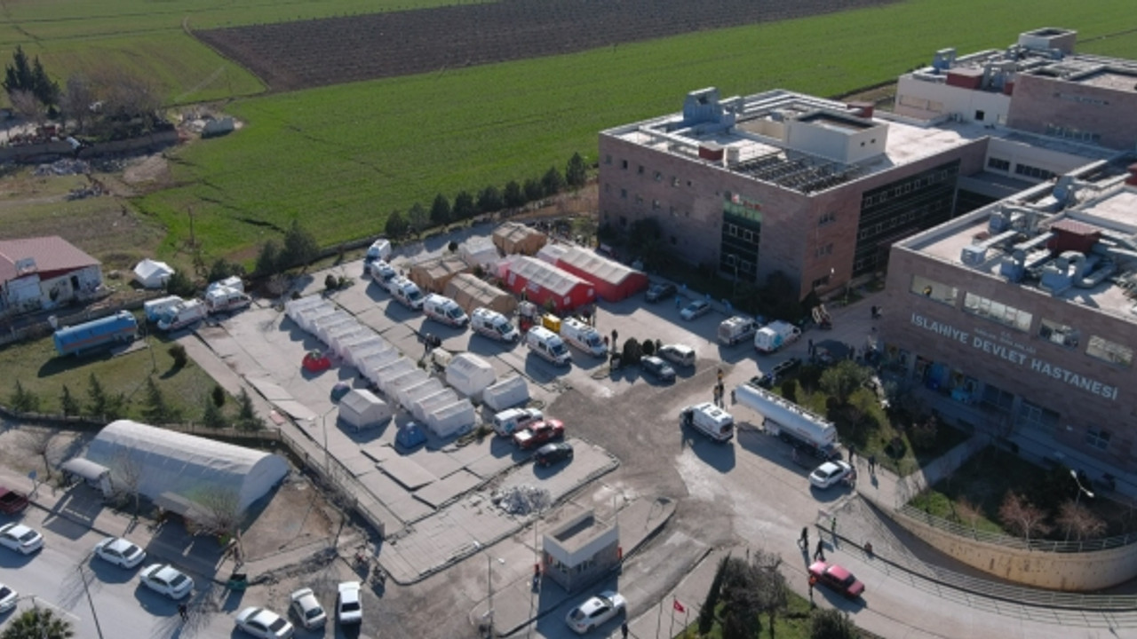 Deprem nedeniyle hastane bahçesinde yarık ve kırıklar oluştu