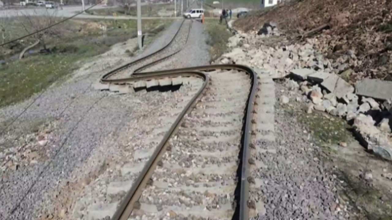Deprem tren raylarını büktü!