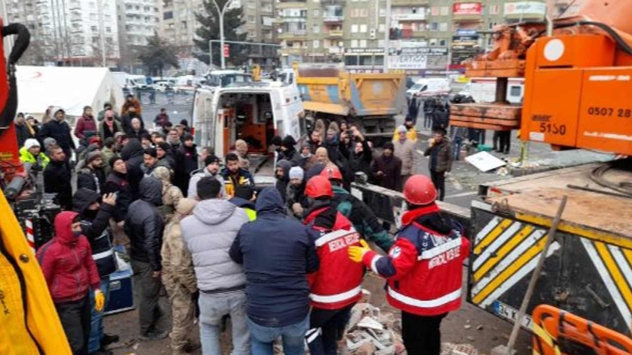 Depremde 2'nci gün; enkaz başlarında umutlu bekleyiş