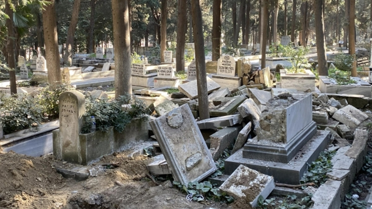 Depremde mezarlar da hasar gördü!
