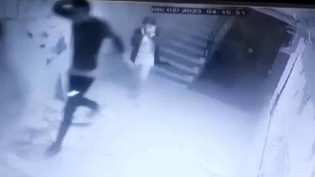Depremde yaşam savaşı! Dökülen sıvalar arasında kaçış anı kamerada