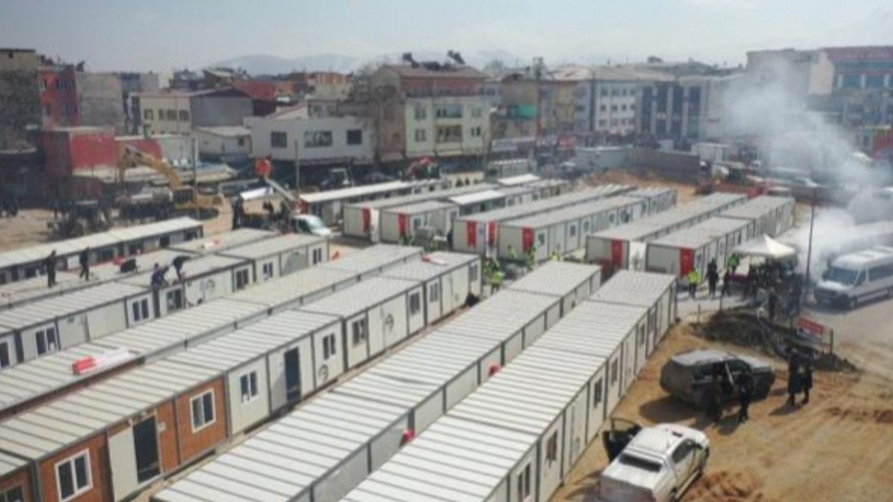 Depremzede esnaf için 72 saatte 2 konteyner çarşı kuruldu