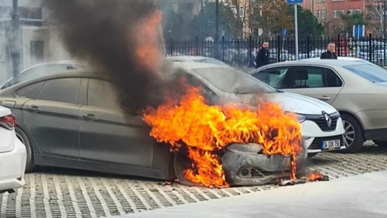 Depremzede yakınını taşıyan otomobil, otoparkta yandı!