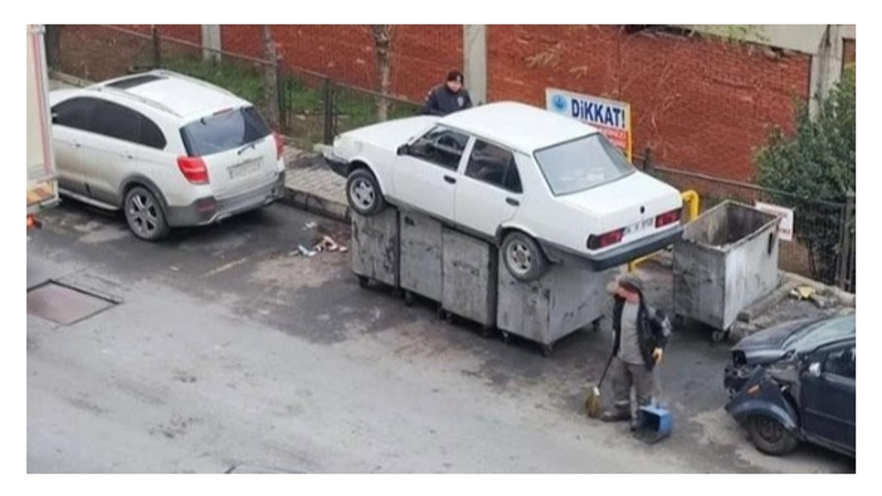 Dükkanın önünü kapatan otomobile sinirlendi: Aracı çöpe attı!