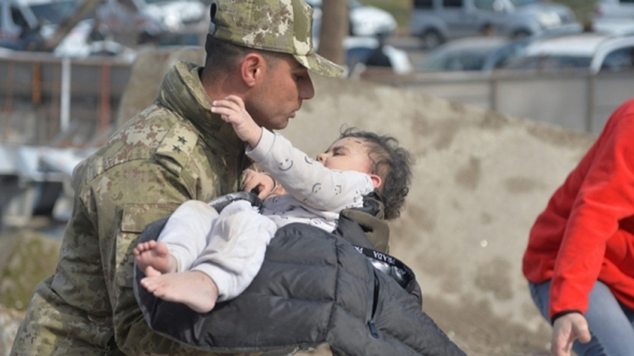 Üzerlerine toz, beton ve kar yağdı! İşte enkazdan çıkan mucize çocuklar