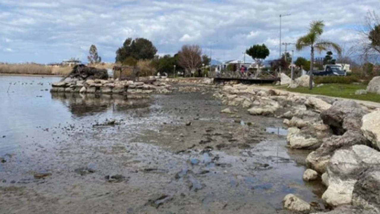 Fethiye’de deniz kıyıdan 10 metre çekildi