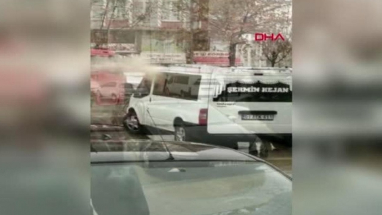 Hastane bahçesinde park halinde bulunan minibüs alev aldı!
