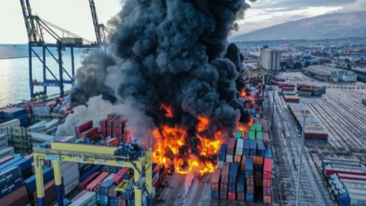 Hatay İskenderun Limanı'nda depremde devrilen konteynerlerde çıkan yangın sürüyor