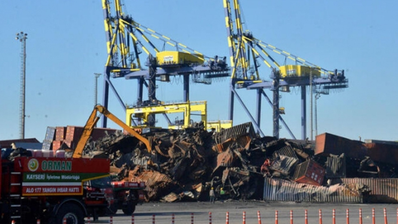 Hatay İskenderun Limanı'ndaki yangında hurdaya dönen konteynerler kaldırılıyor