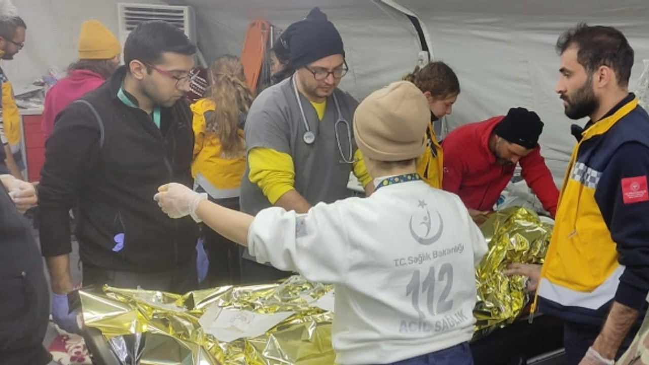 Hatay'da enkaz altında kalan iki kişi depremin 261. saatinde kurtarıldı