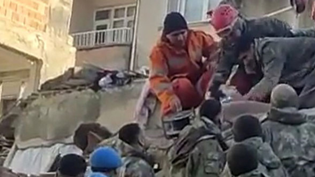 Hatay’dan sevindiren haber: Enkaz altındaki Buse kurtarıldı