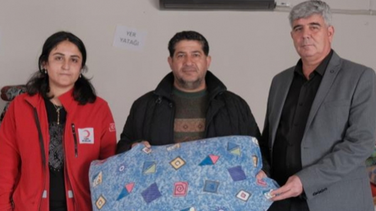 Hataylı depremzede kendisine verilen yastıkta altın buldu! Yetkililere teslim etti