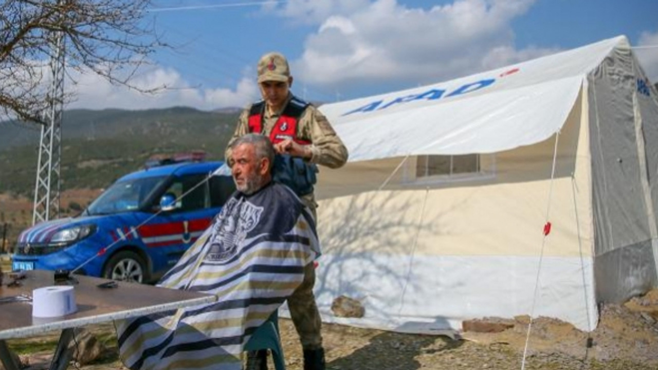 jandarma köy köy geziyor! Depremzedeleri tıraş ediyor