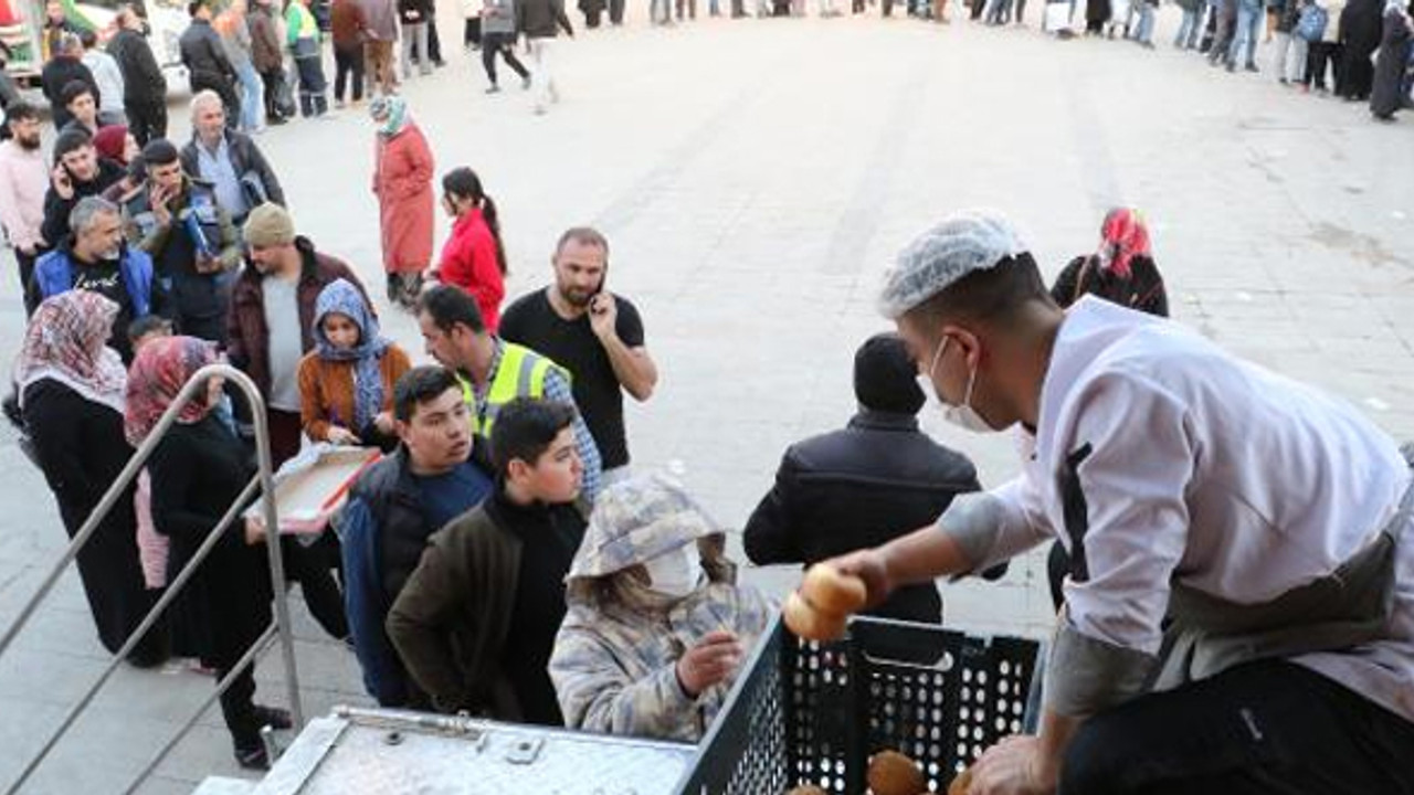 Jandarma depremzedelerin yanında: Günde 7 bin afetzedeye sıcak yemek