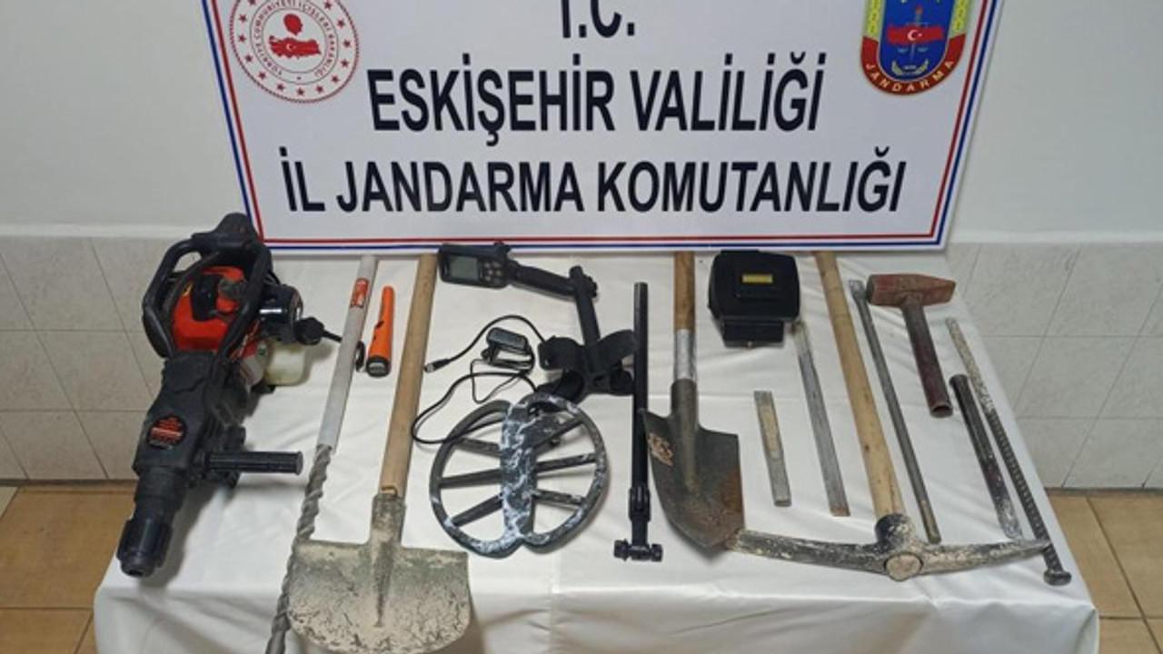 Jandarmadan kaçak kazıya suçüstü! 2 kişi yakalandı