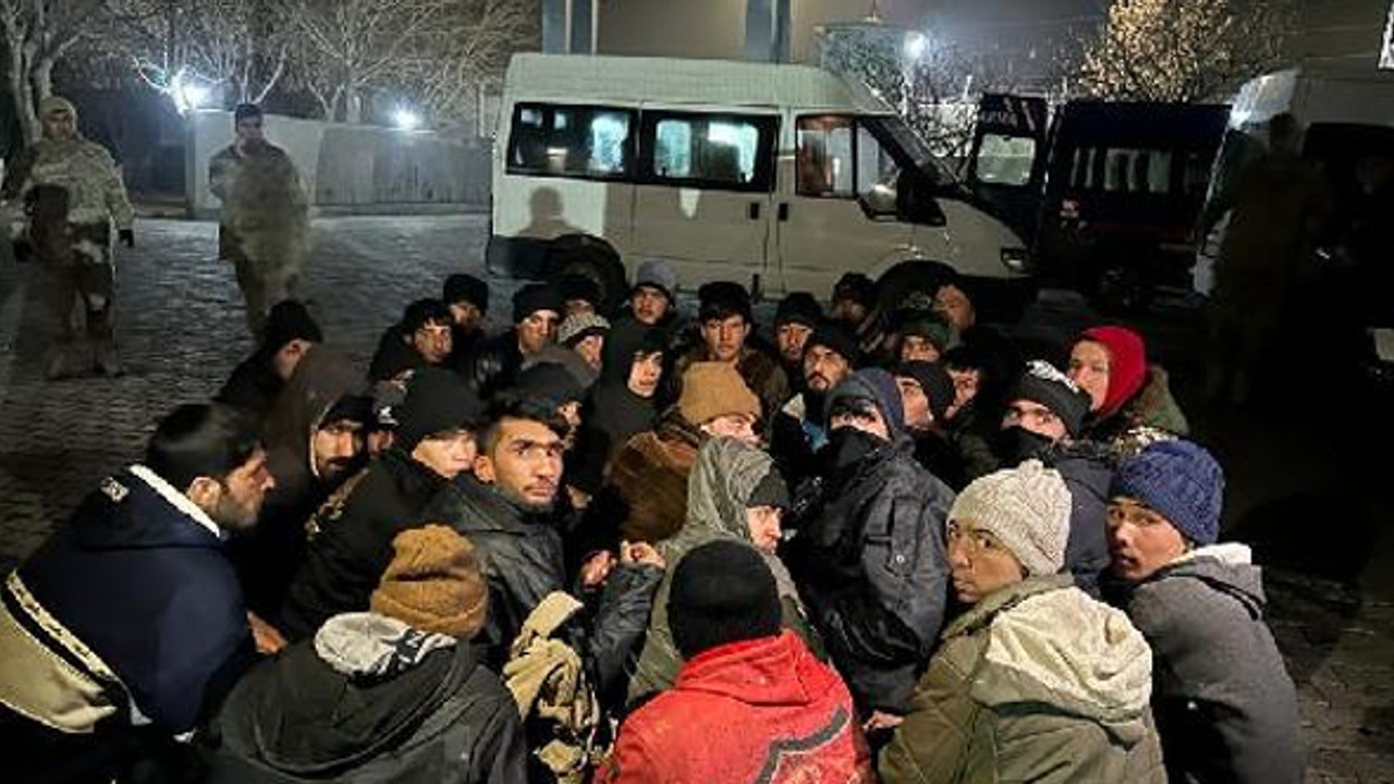 Kaçak göçe jandarma 'dur' dedi: 15 kişilik minibüsten 35 göçmen çıktı