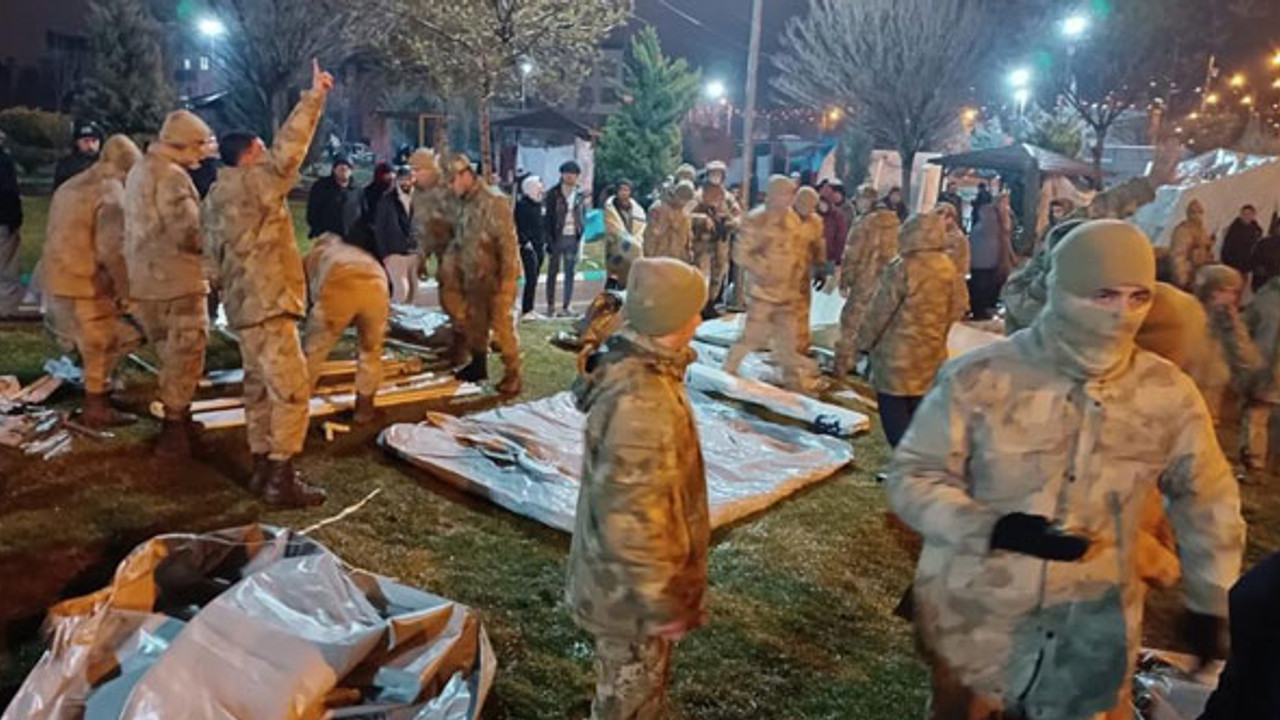 Kahraman Mehmetçik sahada: Göçük altındakilere umut, depremzedelere aş!