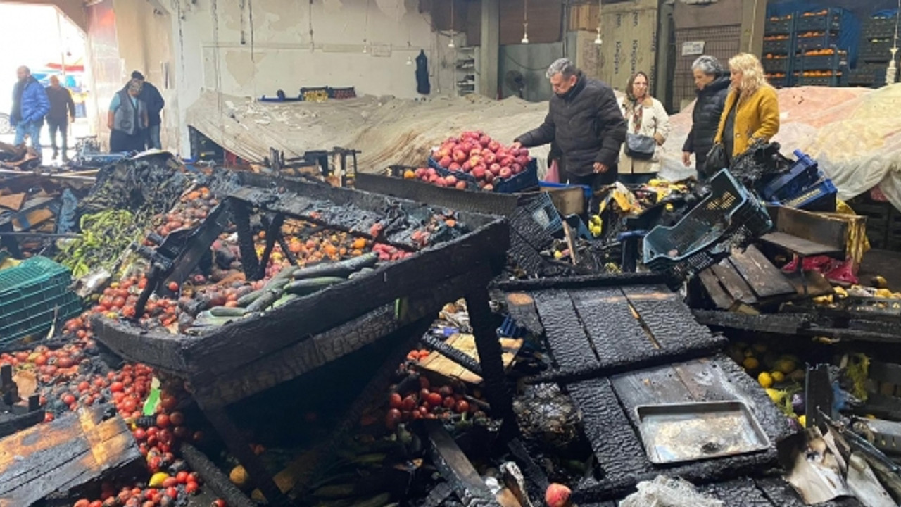 Kapalı pazardaki tezgahlar yandı: 1 gözaltı