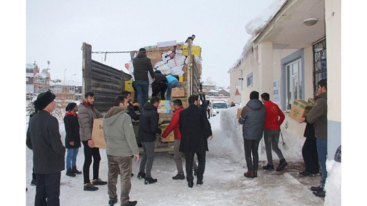 Karayazı Kaymakamlığı deprem sonrası harekete geçti: Afetzedelere yardımlar yola çıktı