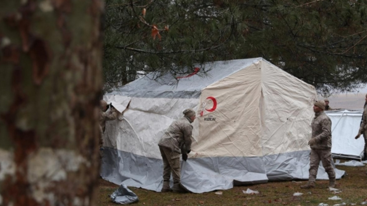 Kızılay'ın sevk ettiği çadırlar kurulmaya başlandı: 10 bin kişilik
