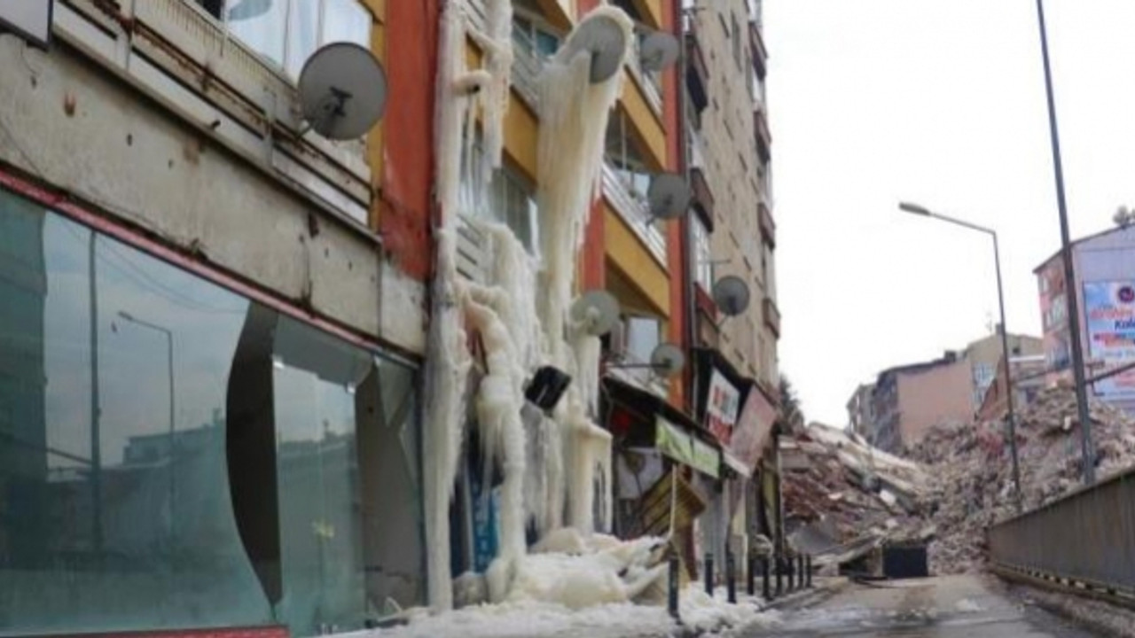 Malatya'da depremde ağır hasar alan binada dev buz sarkıtları oluştu!