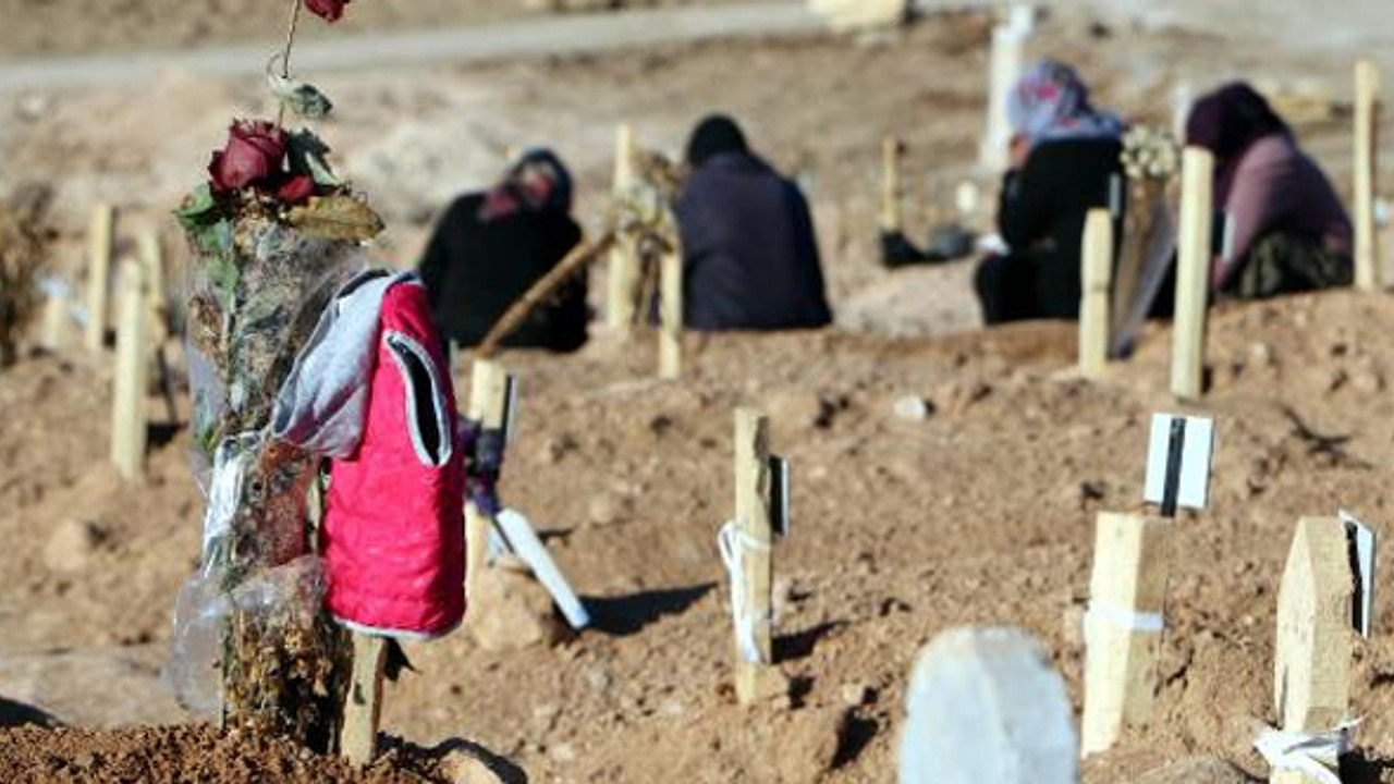 Mezarlıktaki kırmızı montun altından dram çıktı: Baba kucağında kızı ile defnedildi