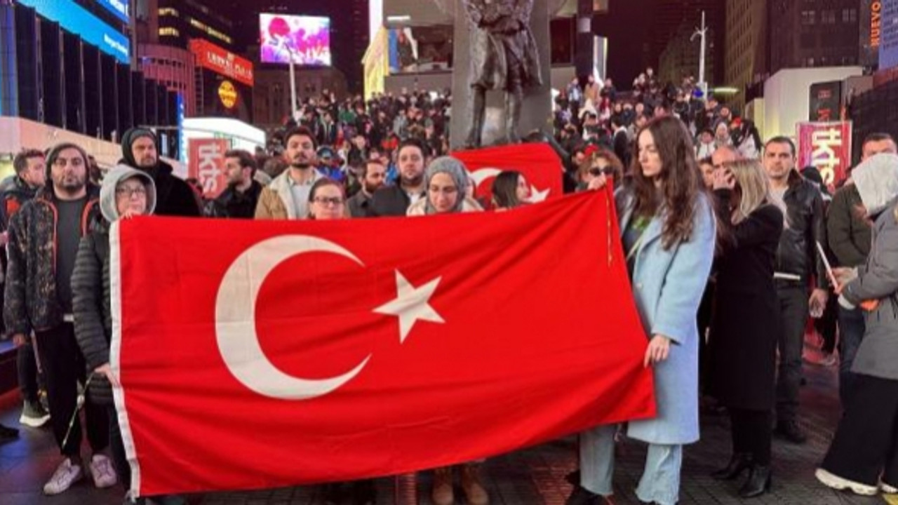 New York Times Meydanı'nda depremlerde hayatını kaybedenler için anma etkinliği