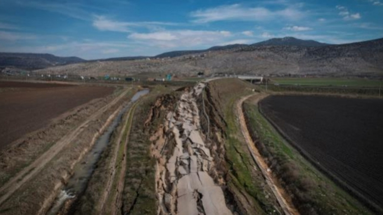 Pazarcık'ta yarılan yol havadan görüntülendi!