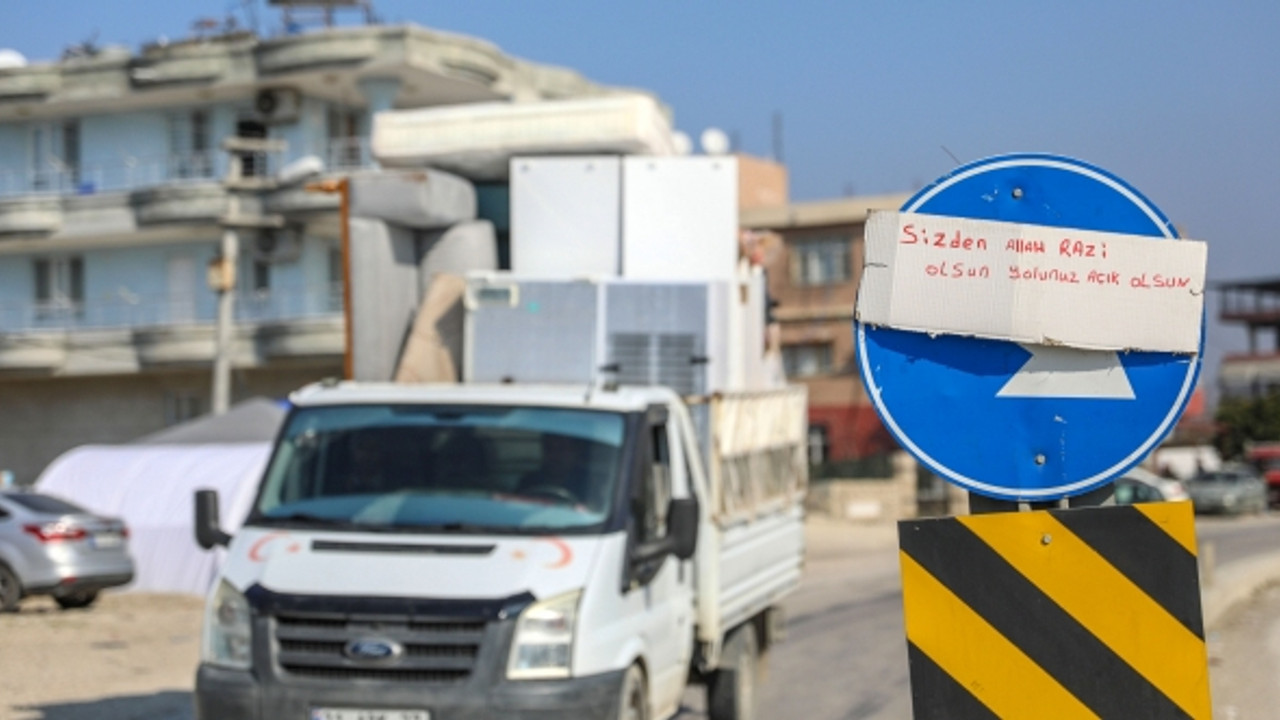 Samandağ'da yardıma gelip ayrılanlar için tabelaya "Yolunuz açık olsun" notu asıldı
