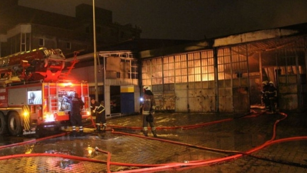 Sanayi sitesinde yer alan 3 işyeri yandı! 1 itfaiye eri yaralandı