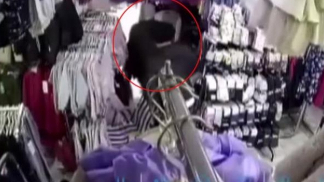 Şiddetle sallanan dükkandan engelli babasını almadan çıkmadı!