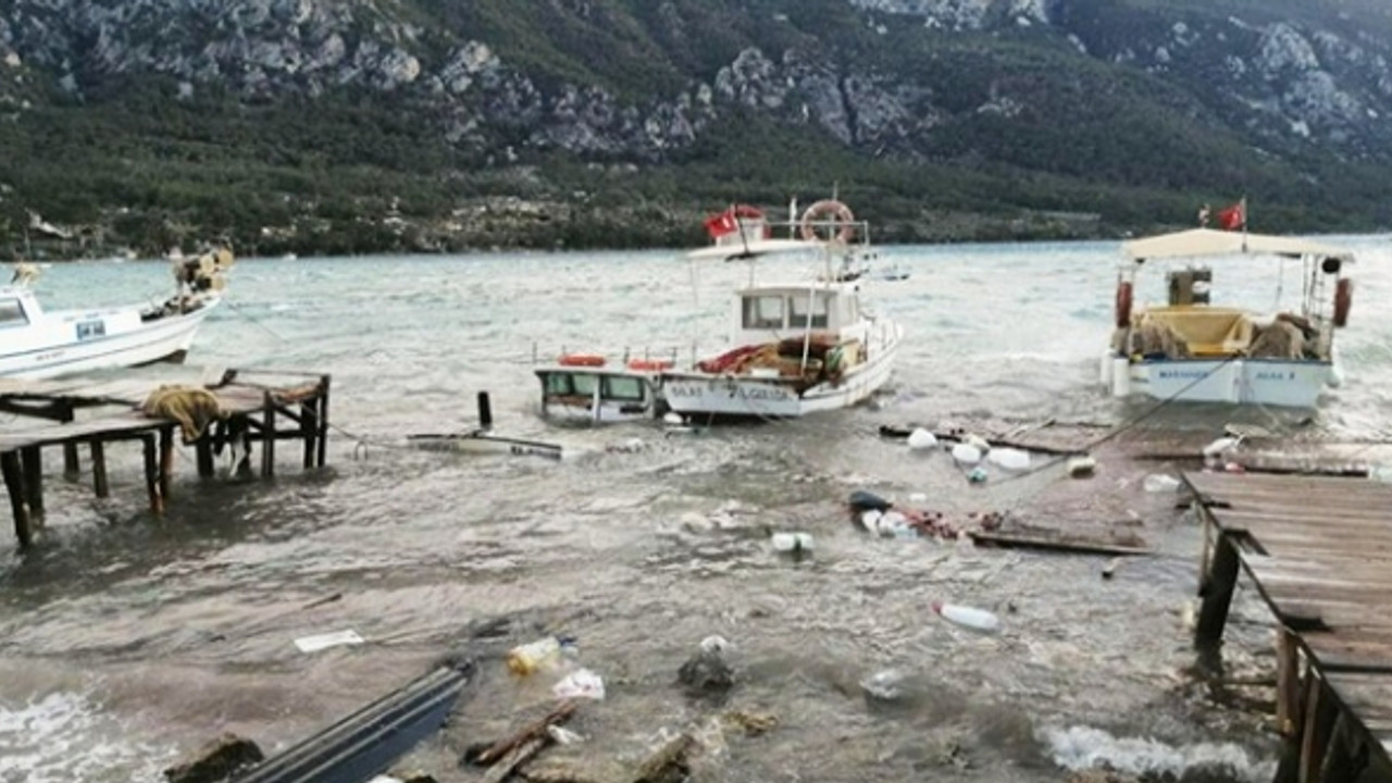 Şiddetli rüzgarda iskeleler parçalandı, tekneler battı!