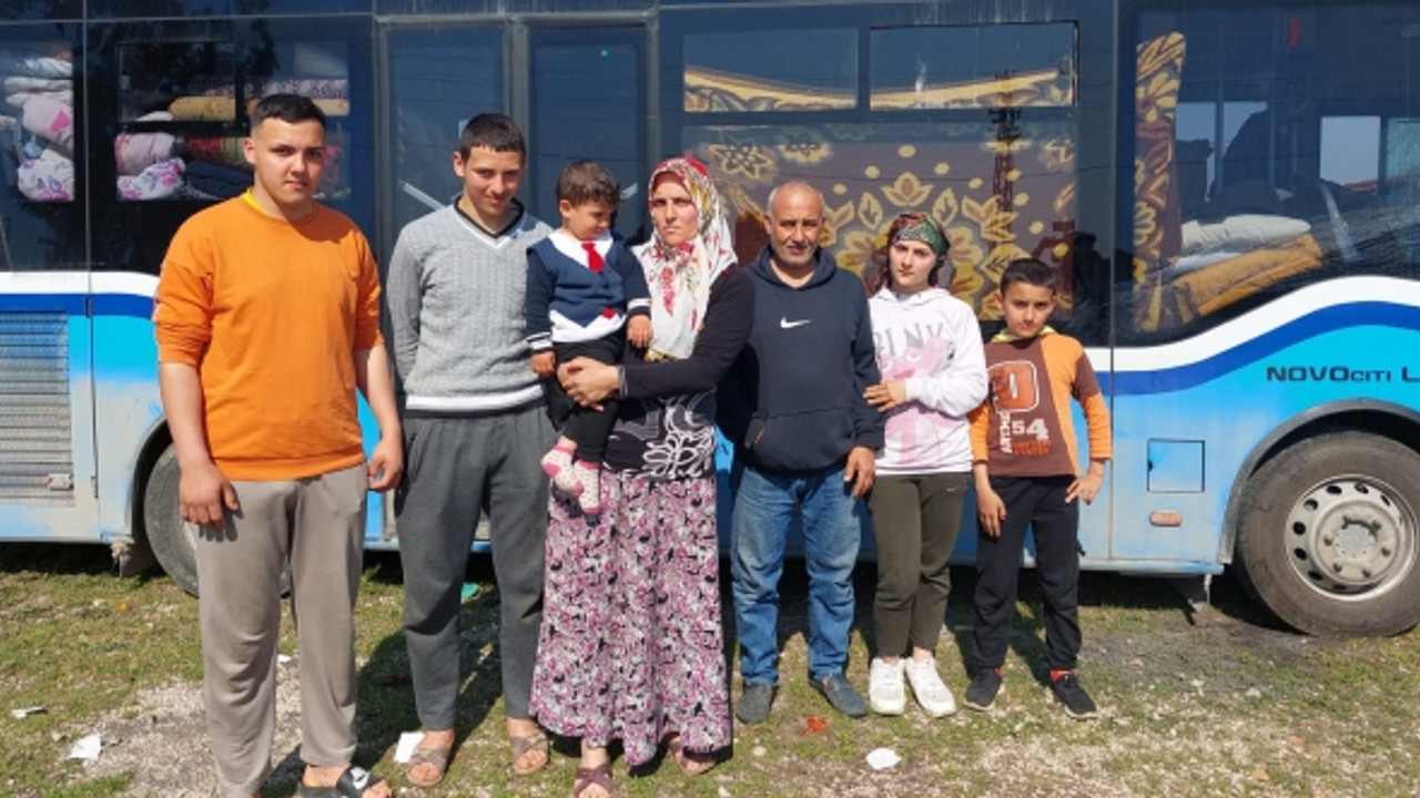 Şoförü olduğu otobüs, depremden sonra evi oldu