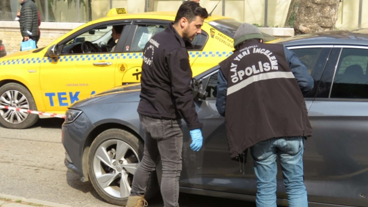 Trafik ışıklarında otomobile silahlı saldırı!