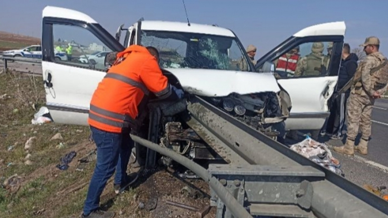 Viranşehir kara yolunda kamyonet bariyere saplandı: 2 ölü, 3 yaralı