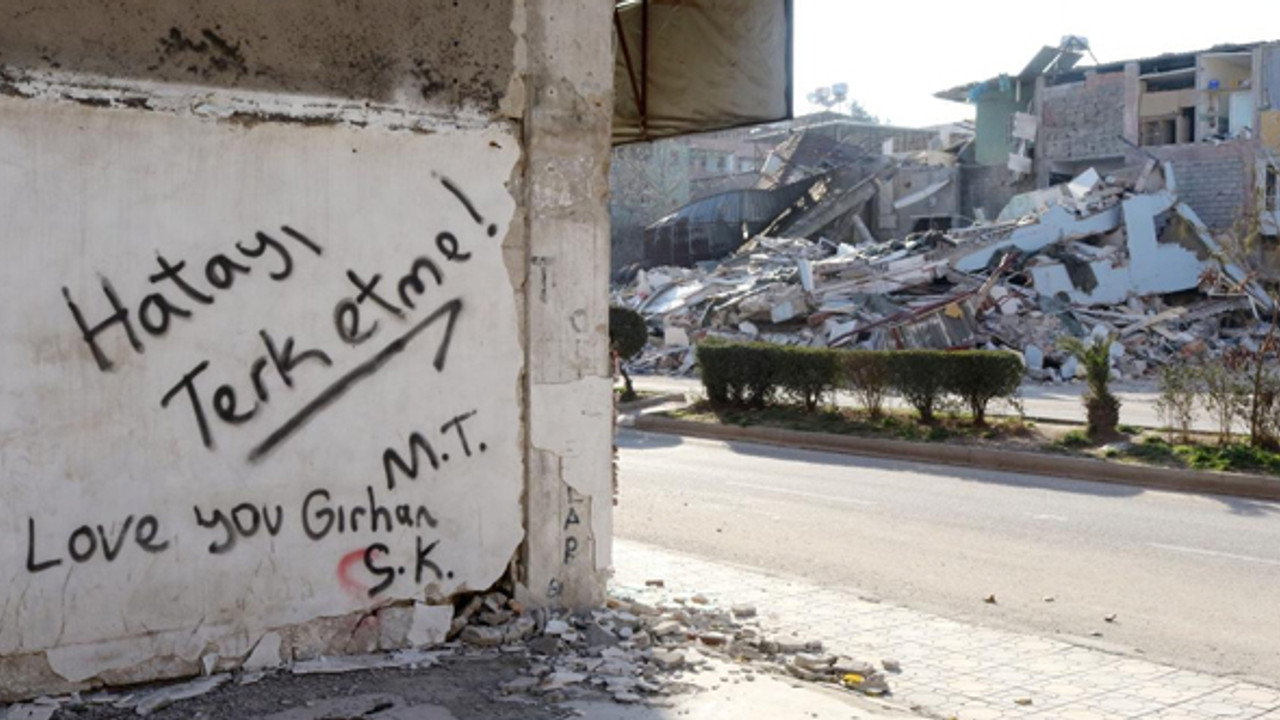 Yıkık şehir Hatay’da umut yeşerten duvar yazıları: Yıkılma, biz varız