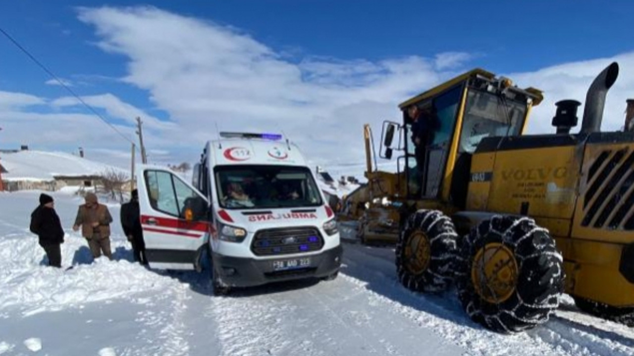 Yol kapandı ekipler yetişti: Kurtarma ekipleri köydeki hamile kadını hastaneye ulaştırdı