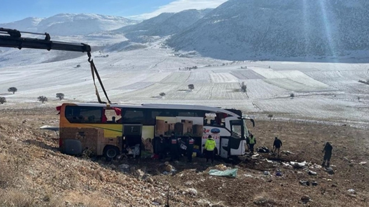 Yolcu otobüsü devrildi! 8 ölü, 35 yaralı