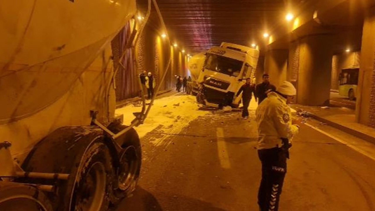 Zincirleme kaza! Tünelde 4 araç çarpıştı